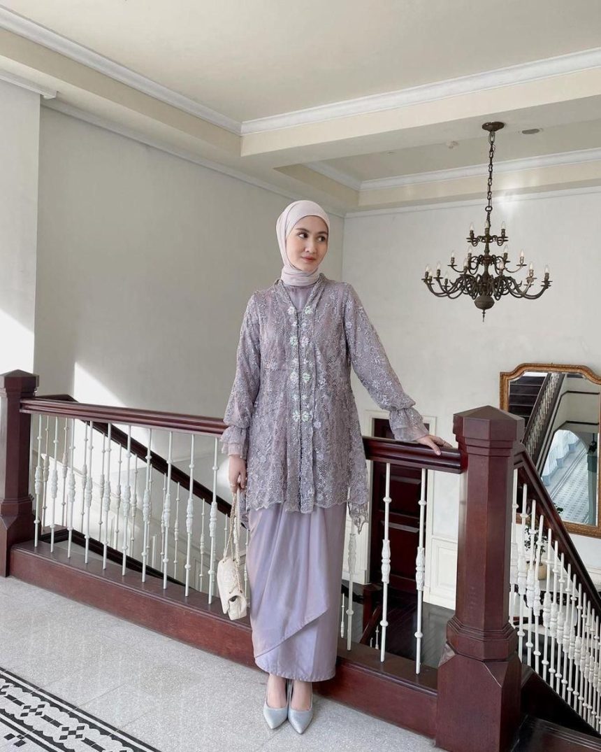 Model Atasan Brokat yang Simple dan Elegan