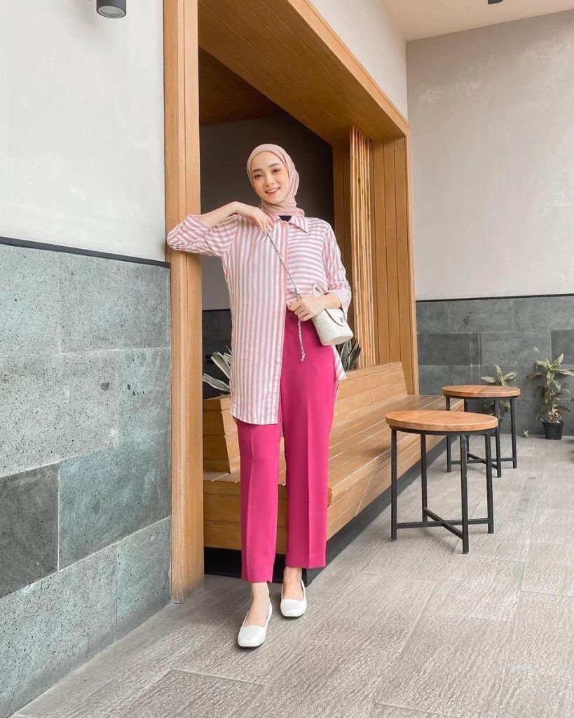 perpaduan jilbab warna peach dengan pakaian warna pink