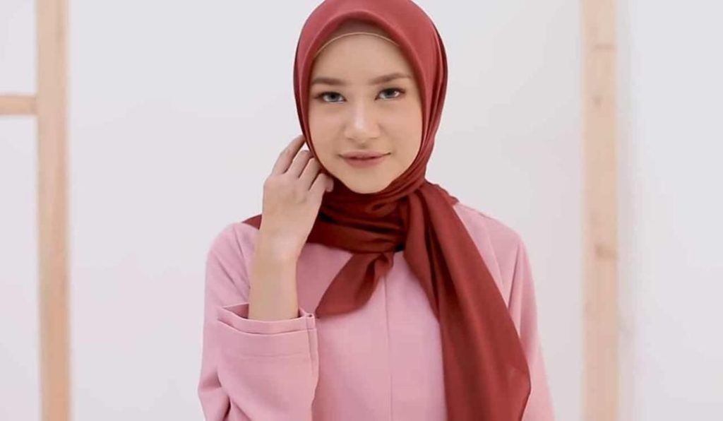 perpaduan jilbab warna merah maroon dengan pakaian warna pink