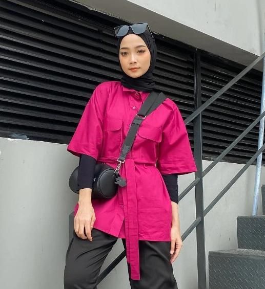 perpaduan jilbab warna hitam dengan pakaian warna pink