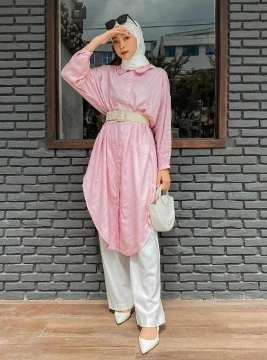 kombinasi jilbab warna putih dengan pakaian warna pink