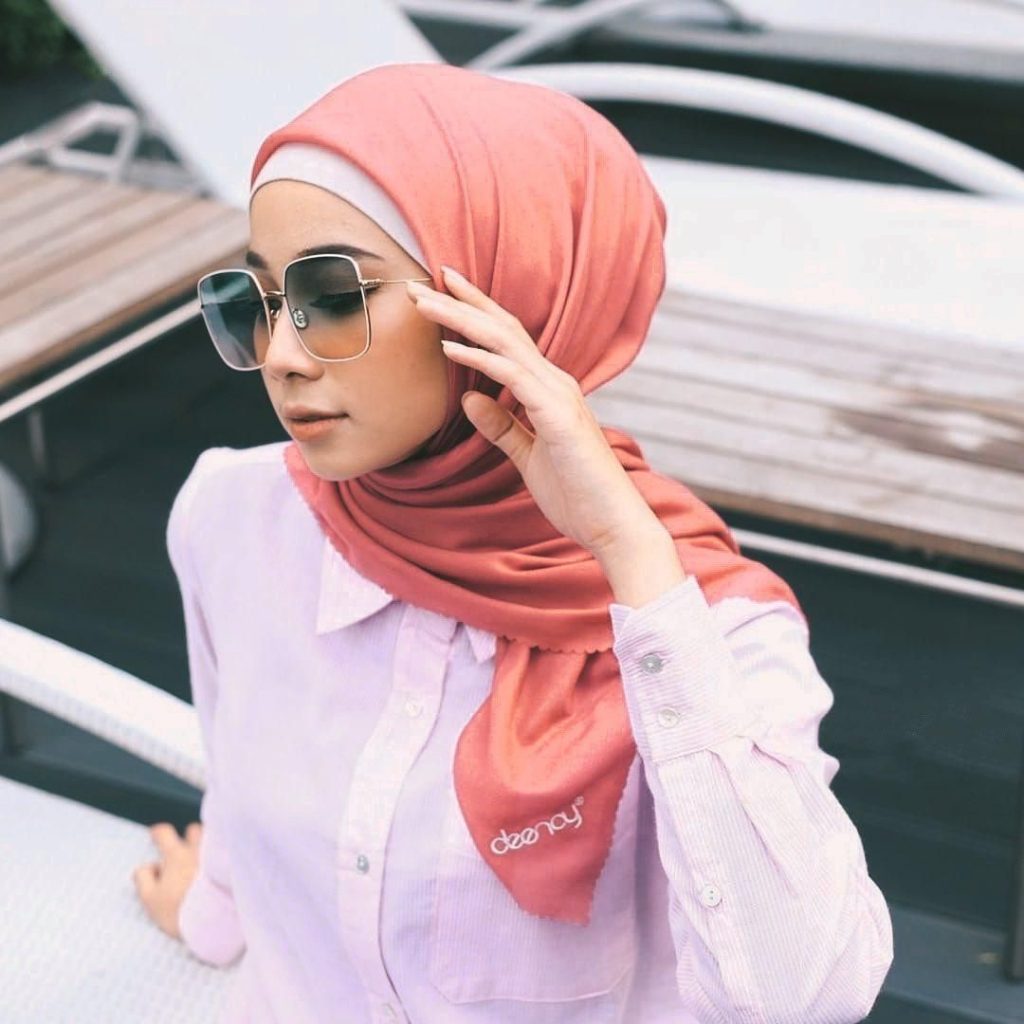jilbab warna merah yang cocok dipadupadankan dengan pakaian warna pink