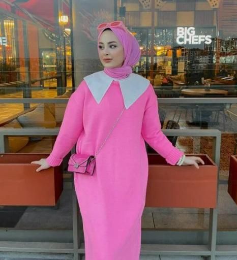jilbab oink yang dipadupadankan dengan baju warna pink juga.