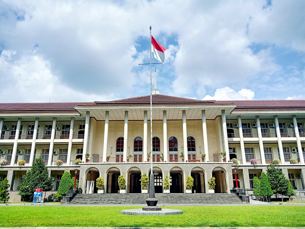 ugm salah satu kampus tertua di indonesia