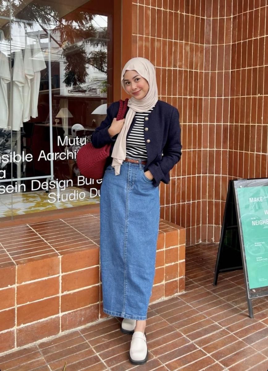 Attachment for 7 Gaya OOTD Rok Span Levis untuk Hijab