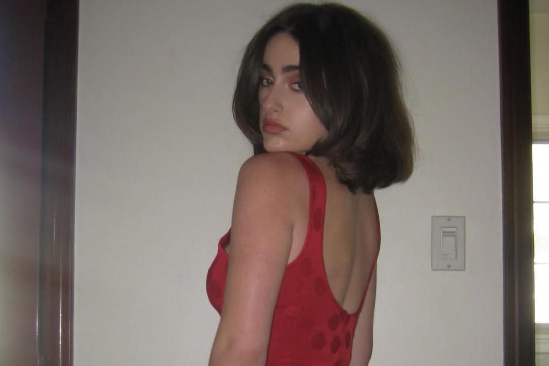 Gaya Rambut Rachel Sennott yang Klasik dan Menarik