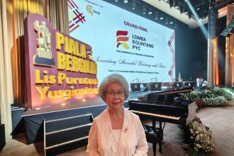 Attachment for HAPS Entertainment Juara Musik Kolintang PYC, Bawa Piala Lis Purnomo Yusgiantoro