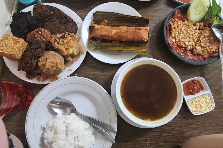 Attachment for Mengenal 6 Varian Kuliner Rawon dengan Rasa Khas Daerah