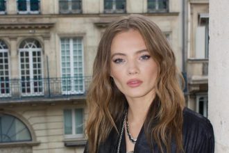 Attachment for Lihat Tampilan Makeup Freya Allan yang Segar dan Muda