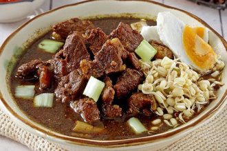 Attachment for Rawon Pincuk Aroma Daun Pisang Jadi Ikon Kuliner Jember, Laku 200 Porsi Harian