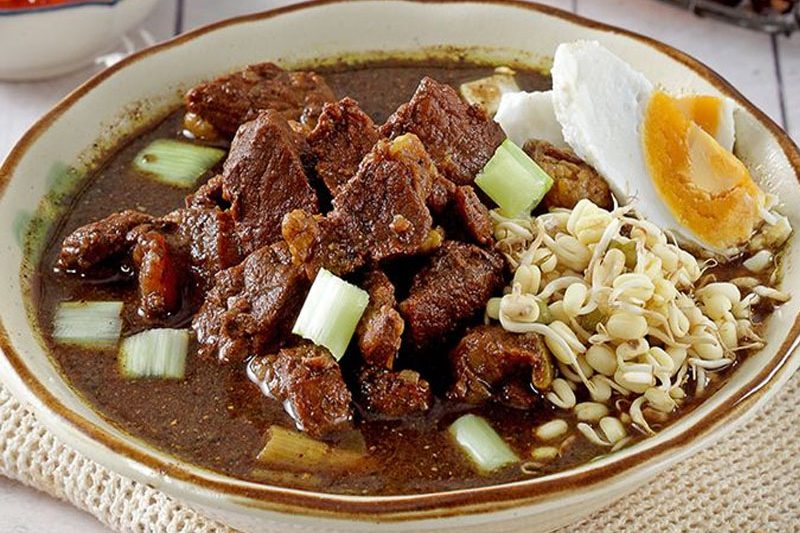 Attachment for Rawon Pincuk Aroma Daun Pisang Jadi Ikon Kuliner Jember, Laku 200 Porsi Harian