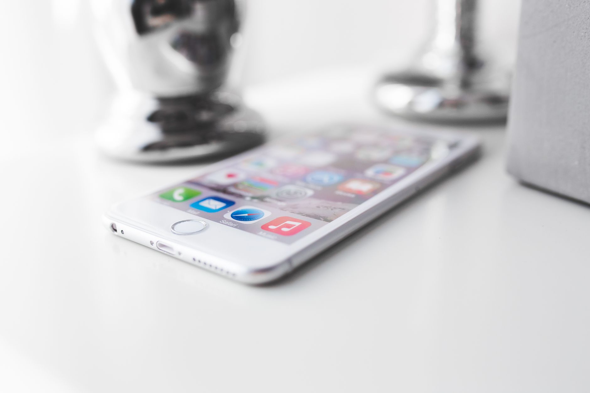 apple iphone technology white